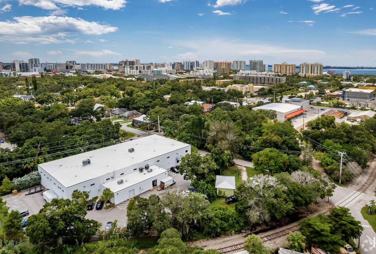 1060 Goodrich Ave - Image 9