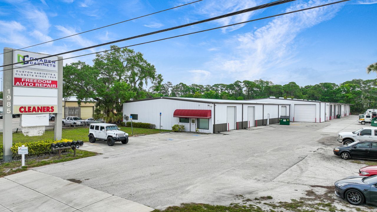 1985 Cattlemen Rd - Image 1